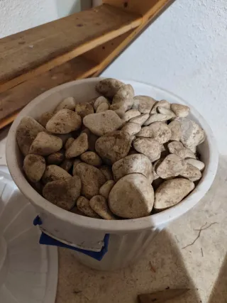 Cubo con piedras decorativas