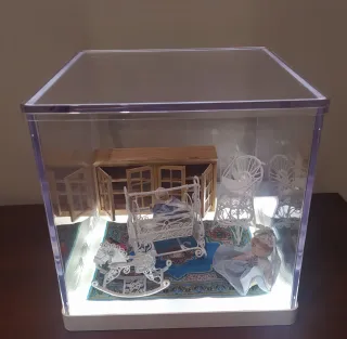 Vitrina- lampara Metacrilato con muñecos y muebles