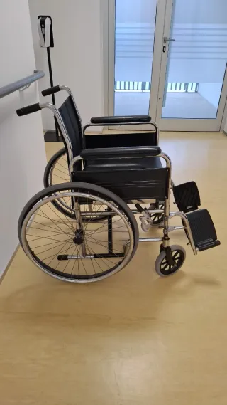 Silla de ruedas robusta con WC