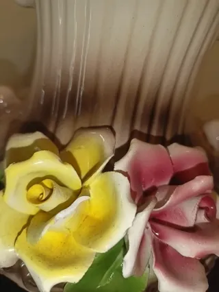 Vaso in porcellana Capodimonte con rose