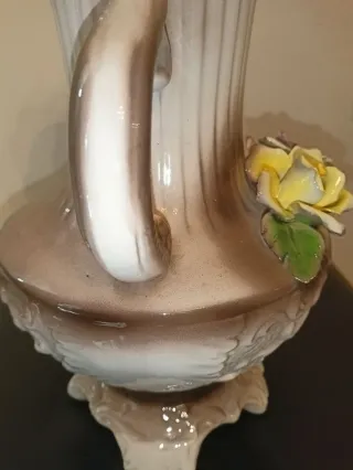 Vaso in porcellana Capodimonte con rose