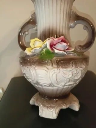 Vaso in porcellana Capodimonte con rose