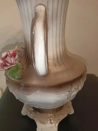 Vaso in porcellana Capodimonte con rose