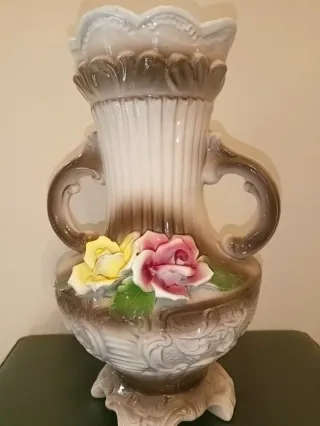 Vaso in porcellana Capodimonte con rose