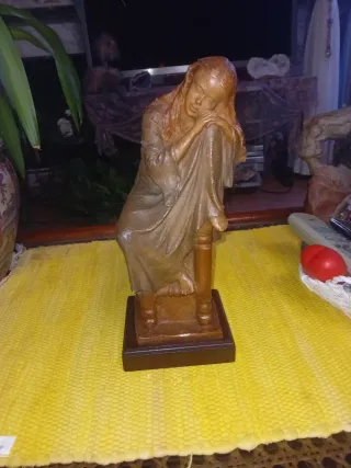 Figura de Josep Bofil mujer sentada