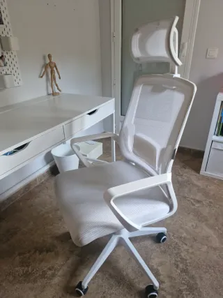 Silla de oficina ergonómica blanca