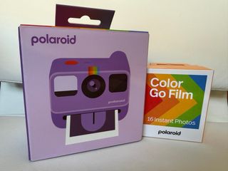 Cámara Polaroid y 1x Polaroid Color Go Film 16