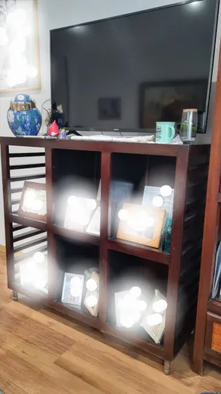 Muebles de salón de madera maciza oscura.