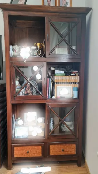 Muebles de salón de madera maciza oscura.