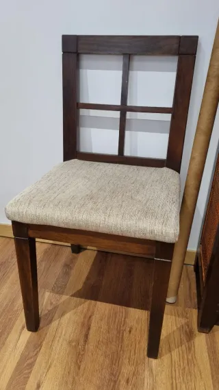 Muebles de salón de madera maciza oscura.