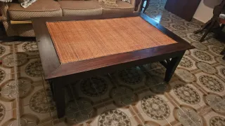 Muebles de salón de madera maciza oscura.