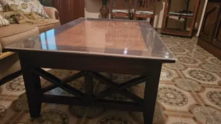 Muebles de salón de madera maciza oscura.