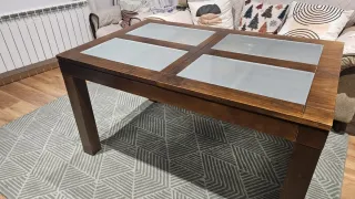 Muebles de salón de madera maciza oscura.