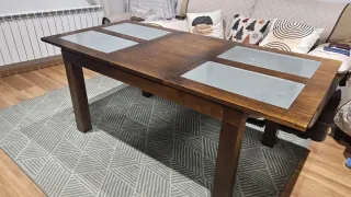 Muebles de salón de madera maciza oscura.