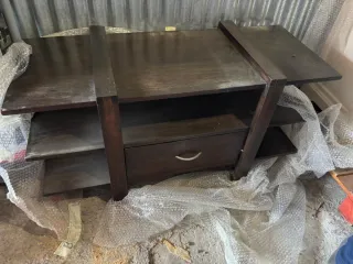 Muebles de salón de madera maciza oscura.