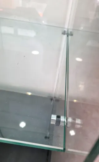 Vitrina de cristal para joyería con cierre y luz.