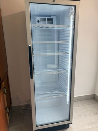 Nevera expositora de bebidas