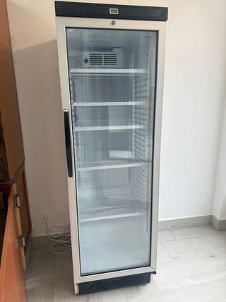 Nevera expositora de bebidas