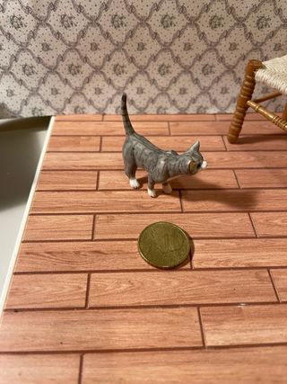 Gatto in piedi per casa delle bambole