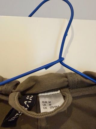 Chaqueta verde militar con capucha