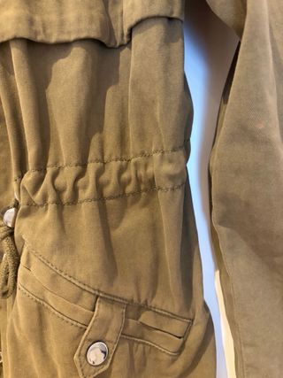 Chaqueta verde militar con capucha