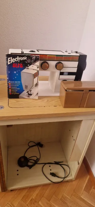 Máquina de coser Alfa Electrónica + mueble