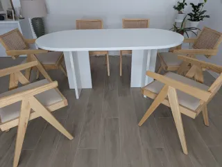 Mesa ovalada blanca y 6 sillas