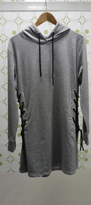 Vestido con capucha gris