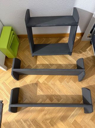 Estanterías de madera grises