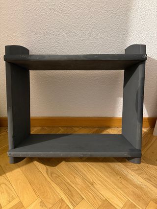 Estanterías de madera grises