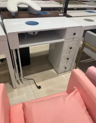Mesa de manicura blanca