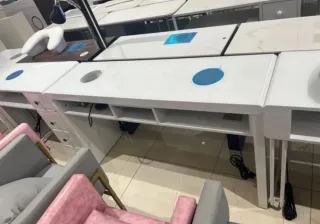 Mesa de manicura blanca