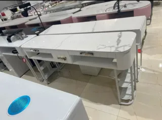 Mesa de manicura blanca