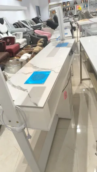 Mesa de manicura blanca