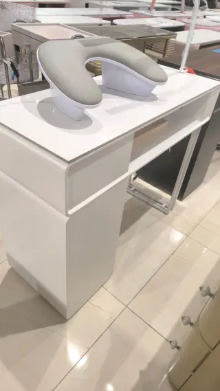 Mesa de manicura blanca