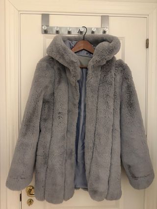 Abrigo con capucha muy suave .