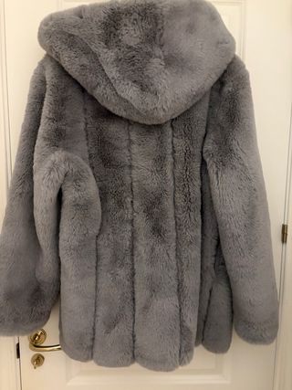 Abrigo con capucha muy suave .