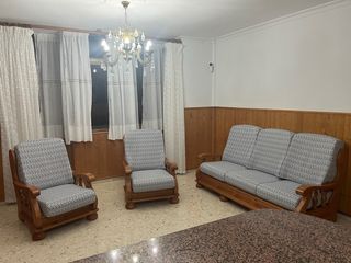 Sofás de madera y tela recién tapizados