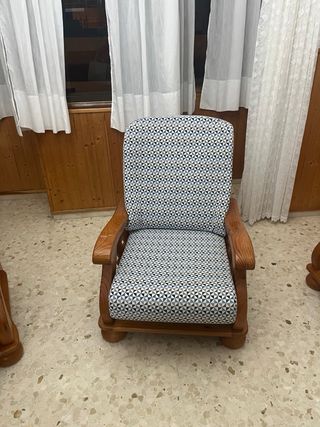 Sofás de madera y tela recién tapizados