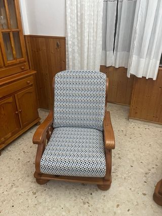 Sofás de madera y tela recién tapizados