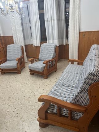 Sofás de madera y tela recién tapizados