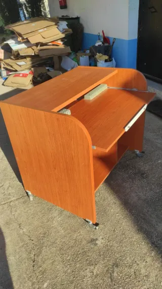 Mueble ordenador madera con ruedas