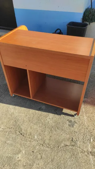 Mueble ordenador madera con ruedas