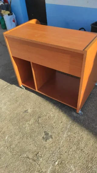 Mueble ordenador madera con ruedas