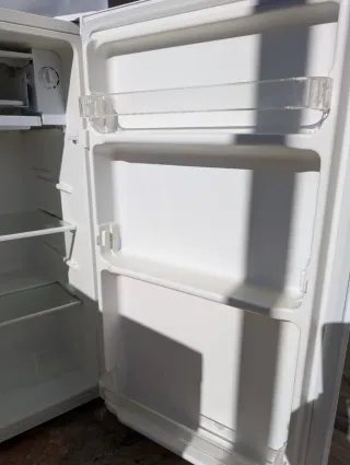 Nevera pequeña blanca