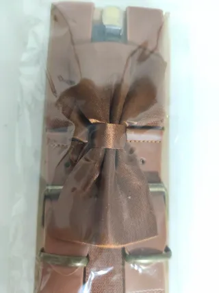 Conjunto tirantes y pajarita marrón