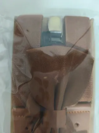 Conjunto tirantes y pajarita marrón