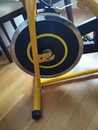 Bicicleta Estática HOMCOM Amarilla