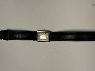 Reloj de pulsera plateado y negro