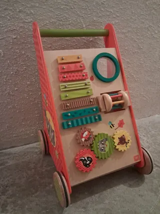 Andador madera bebé con juegos